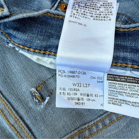 Levi’s Women’s Boyfriend Distressed Jeans – Size 32 W32 L27 – Medium Wash - Picture 5 of 10